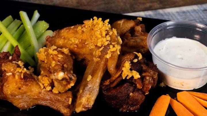 Cheers to Good Times: Happy Hour at Ollie Sports Bar!